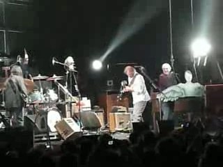 Neil Young pète un câble short clip
