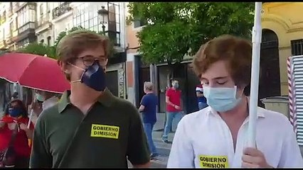 La rebelión de los paraguas en Sevilla: multitudinaria procesión silenciosa para protestar contra el Gobierno de Sánchez