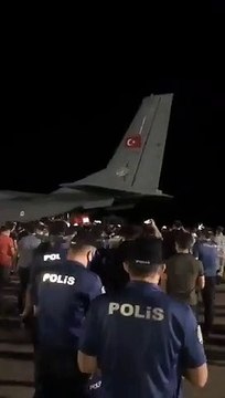 Diyarbakır Havaalanı'nda tekbir sesleri yükseldi