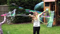 Sophia, Isabella e Alice Brincando de O último a estourar bolha gigante ganha!