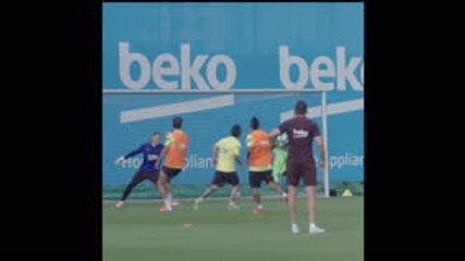 Скачать видео: Messi sends LaLiga a warning with deadly finish in Barcelona training