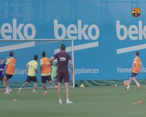 下载视频: Messi sends LaLiga a warning with deadly finish in Barcelona training