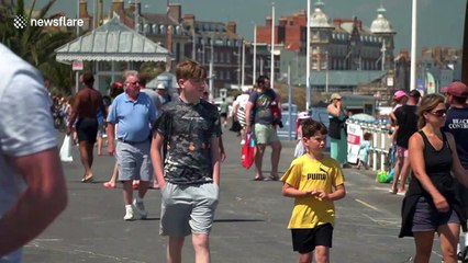 Brits crowd UK beaches as scientists warn about easing lockdown too soon