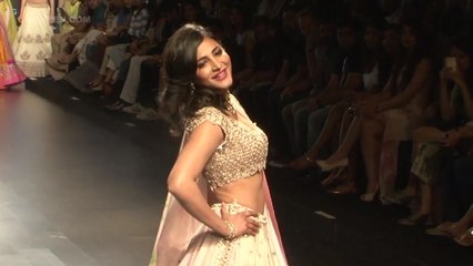 Shruti Haasan Spotted With Boyfriend On Mumbai Streets