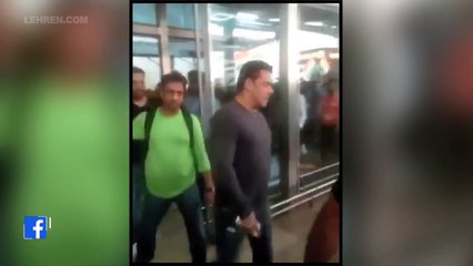 ANGRY Salman Khan Snatches A Fan's Phone For Taking Selfie