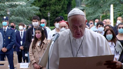 Папа римский просит заступничества Девы Марии