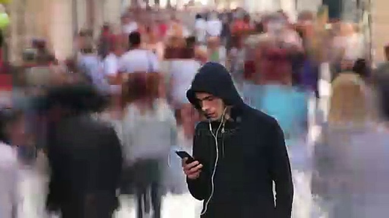 Genç Adam Meşgul Sokakta Tek Başına Stok Video & İnsanlar‘nin Daha Fazla Klipi - iStock