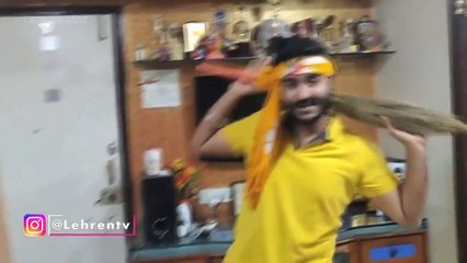 हाथ में झाड़ू लिए Chintu Pandey कर रहे है अपने फैंस को जागरूक