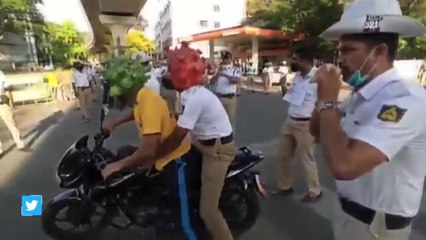 सड़कों पर निकले लोगों को इस मज़ेदार अंदाज़ मे पकड़ रही है बेंगलुरु पुलिस