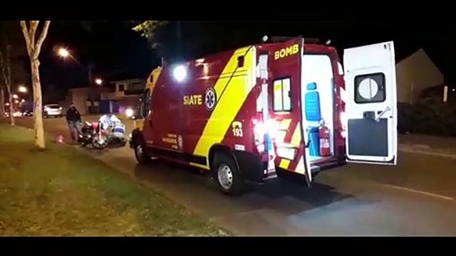 Casal cai de moto na Av. Rocha Pombo após condutor desviar de cão