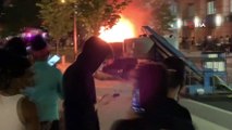 Eylemciler otomobili ateşe verdi, polis gaz bombası attı