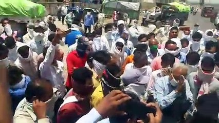उपार्जन केंद्रों पर नहीं मिल रही सुविधाएं, किसानों ने किया सड़क जाम