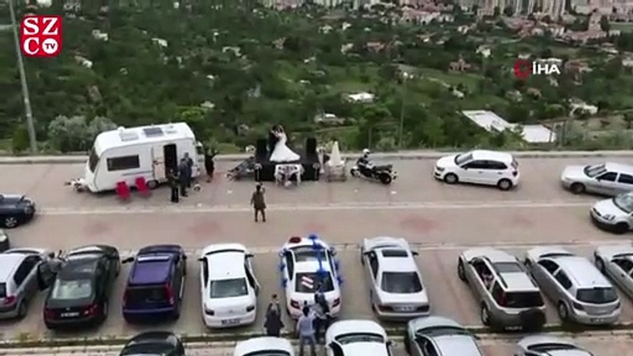 Davetliler otomobilde gelin ve damat pistte oynadı