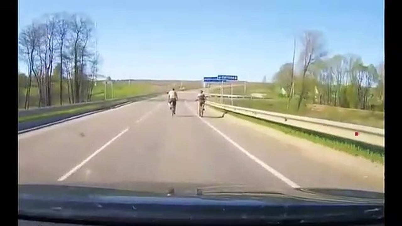Ciclista "espaçoso" recebe dose de karma instantâneo