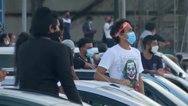Cientos de personas disfrutan de un concierto desde sus coches en Sri Lanka