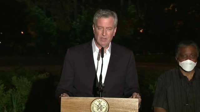 El alcalde de Nueva York entiende las protestas, pero condena la violencia contra la Policía