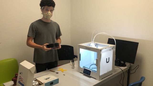 Deux étudiants ont fabriqué 3 500 visières dans le garage de leurs parents