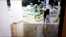Güvenlik kameralarına yakalanan altın hırsızları yakayı ele verdi