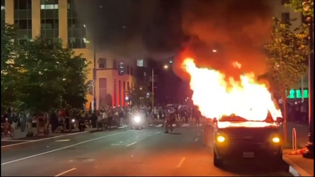 Proteste gegen Polizeigewalt: In den USA brennen Autos und Geschäfte