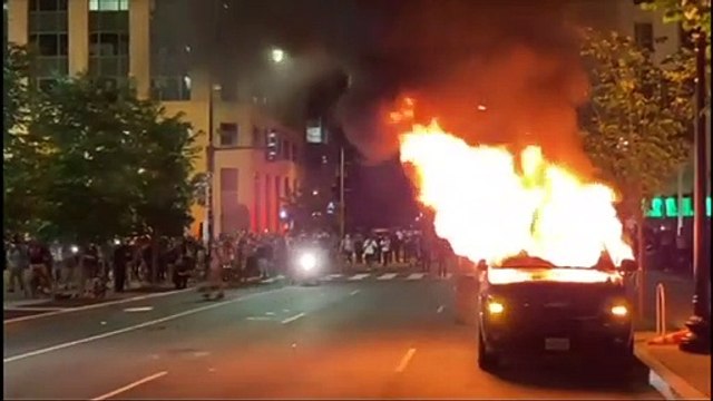 Proteste gegen Polizeigewalt: In den USA brennen Autos und Geschäfte