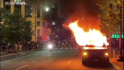 Assalti ai posti di polizia in tante città USA