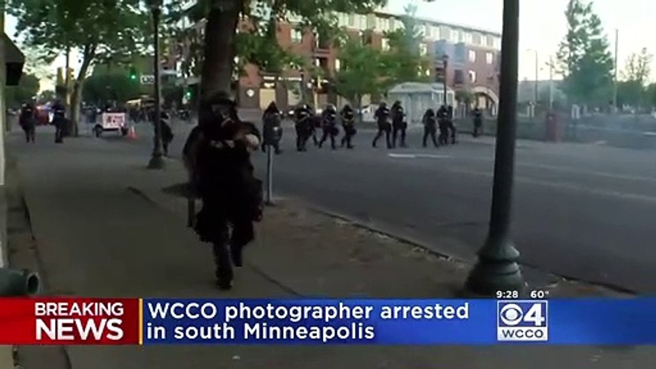 George floyd protestolarında bacağından vurulan gazeteci gözaltı anını kaydetti