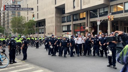 New York police threaten to arrest protesters