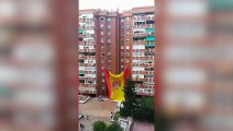 Vecinos del Barrio del Pilar despliegan una bandera gigante de España