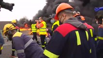 Trabajadores de Alcoa cortan con barricadas de neumáticos la A-8
