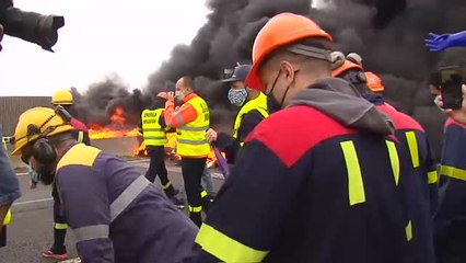 Trabajadores de Alcoa cortan con barricadas de neumáticos la A-8