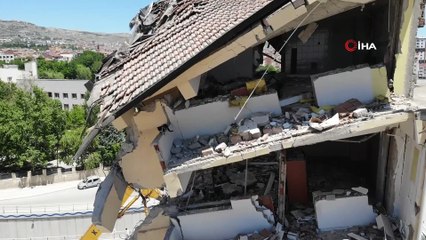 Kedi ve yavruları için 7 katlı binanın yıkımına üç gün ara verildi