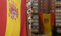 Vecinos de Madrid izan una bandera de España gigante en su edificio