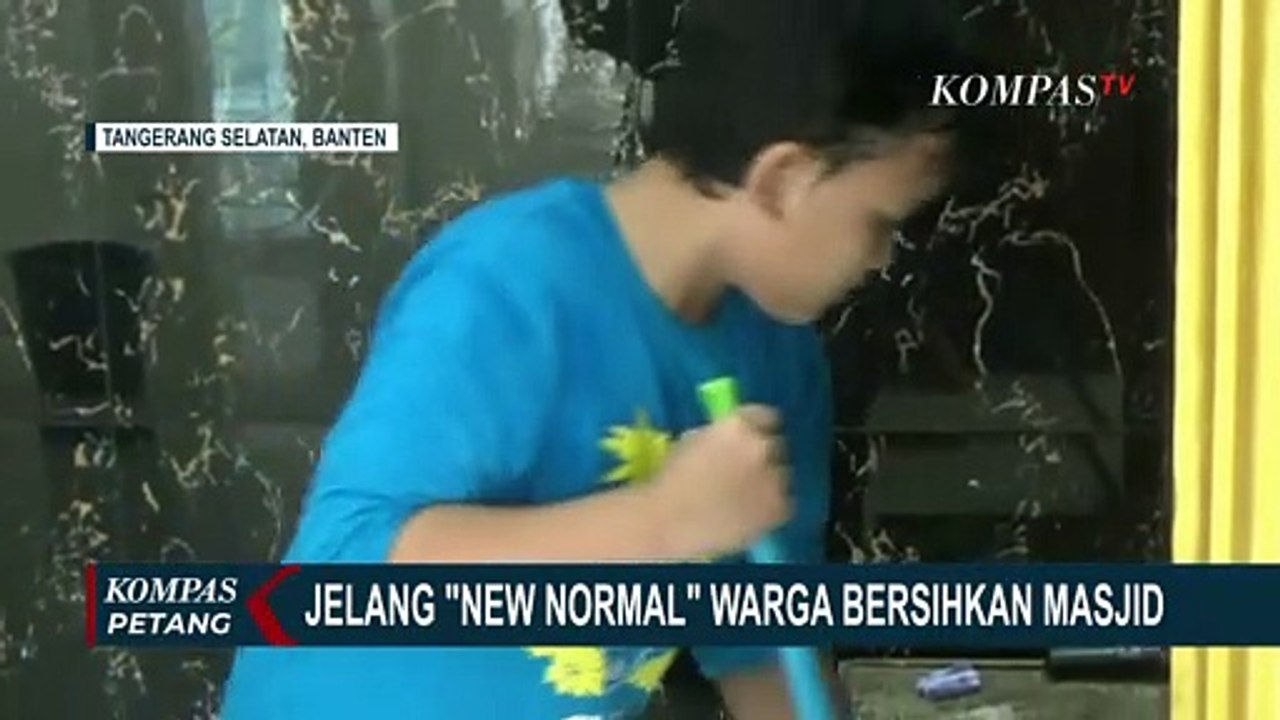 Jelang New Normal Warga Bersihkan Masjid