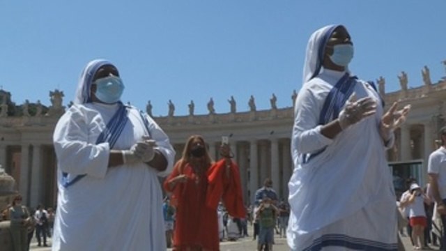 Los fieles vuelven a la plaza de san Pedro para el Regina Coeli del papa