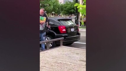 İnanılmaz görüntüler! Göstericileri okla vurmaya çalıştı