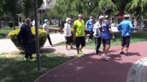 65 yaş üstü sporcular parkta bir araya geldi