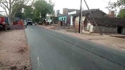जिले की सीमा पर नदी में लगाए लिफ्टर, पानी के अंदर से निकाल रहे रेत