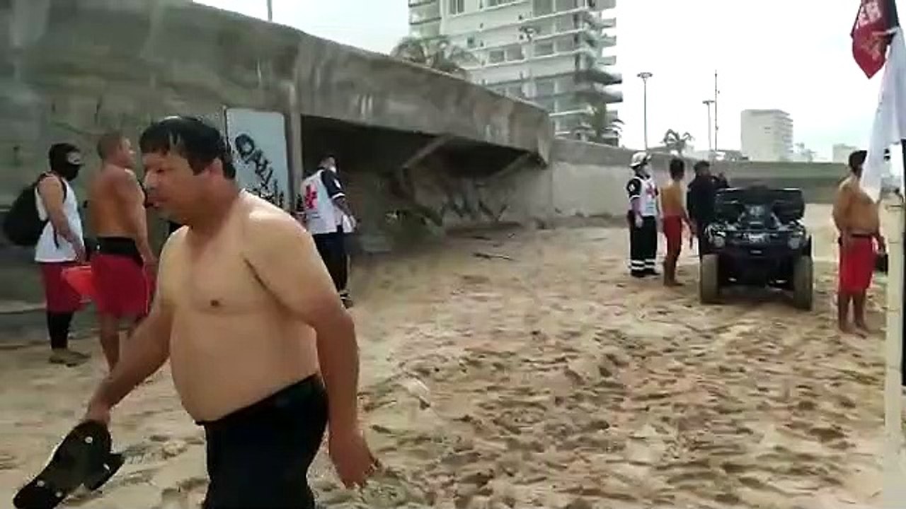 Pescadores vuelcan en el mar por fuerte oleaje