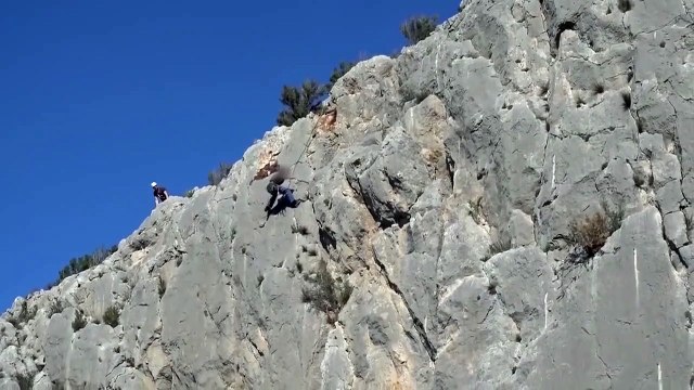 En escaladant une montagne il fait tomber un énorme rocher