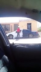 Cet idiot peint sa voiture comme un meuble