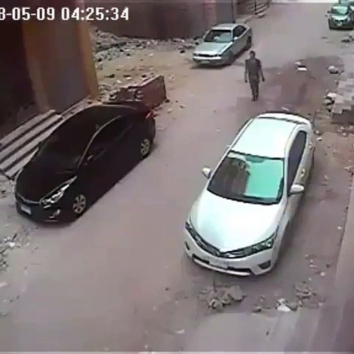 Tentant de casser la fenêtre d'une voiture, il s'assomme avec une brique !