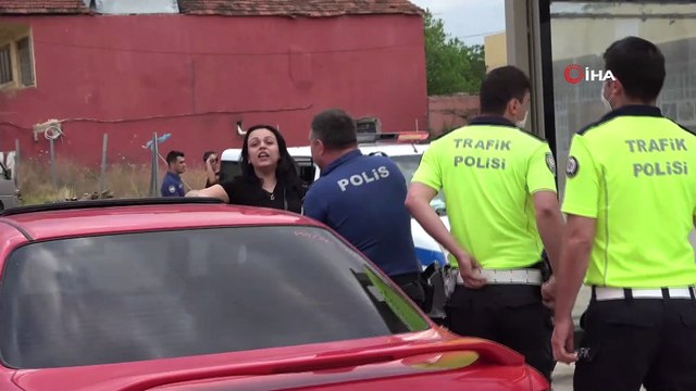 Alkollü sürücünün çarptığı kamyonet traktörün üstüne çıktı...Alkollü sürücünün yakını olayı görüntüleyen İHA ekibine böyle saldırdı