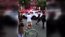 Dos coches del Departamento de Policía de Nueva York arrollan a un grupo de manifestantes