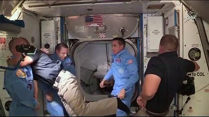 Llega con éxito SpaceX, la primera nave comercial: "Aquí Houston, Bob y Doug, bienvenidos a la EEI"