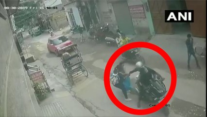 下载视频: Bike borne chain snatchers caught red-handed by a woman and her daughter in Nangloi, Delhi