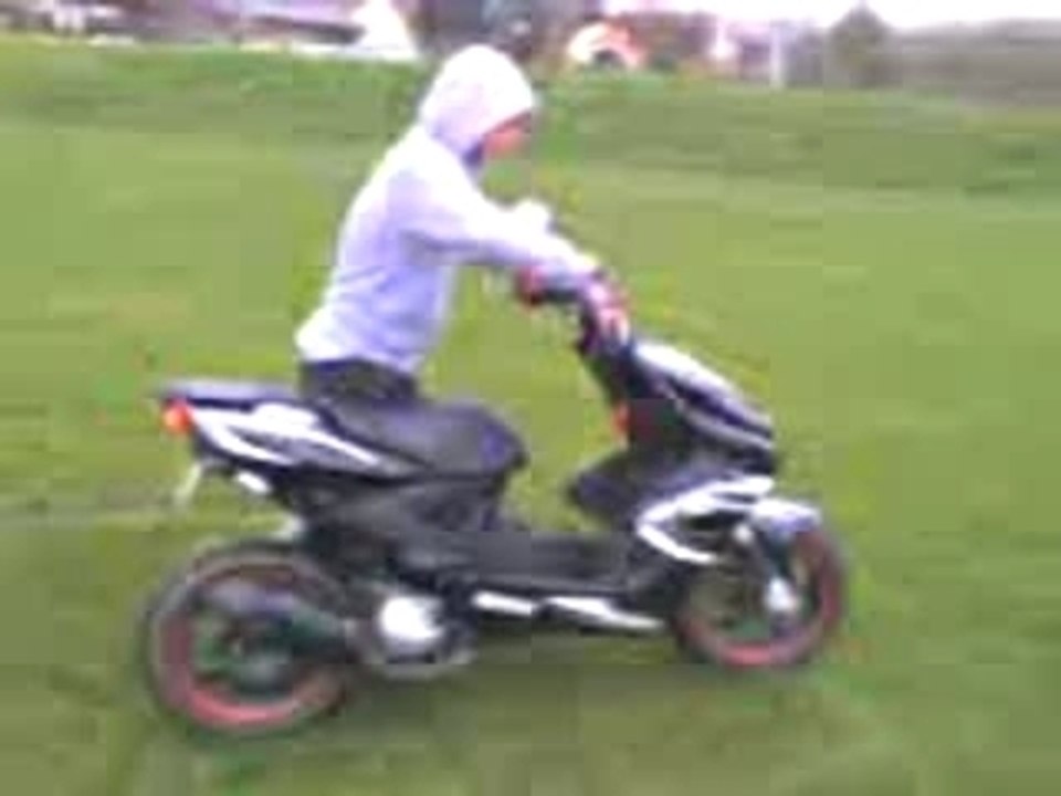 SAG-76 en burn dans l'herbe ac scoot pa a lui