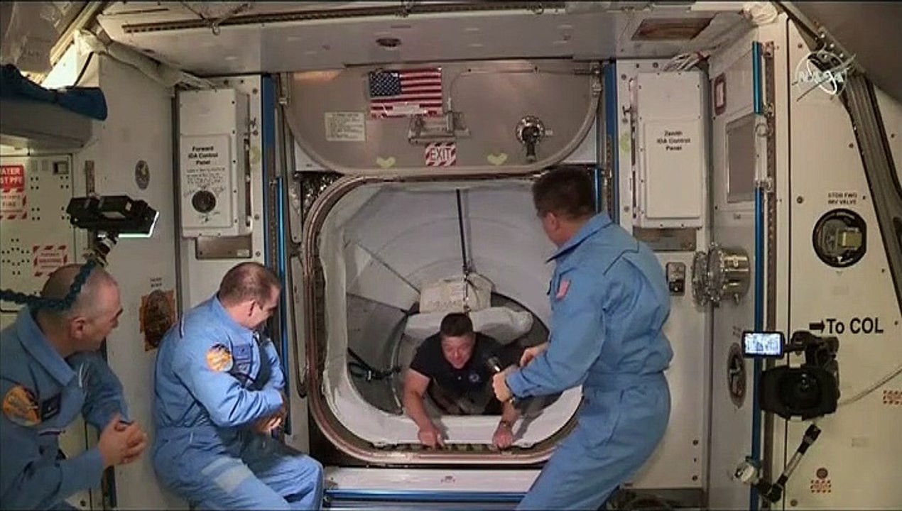 La tripulación de la Estación Espacial Internacional recibe a los astronautas de la Dragon