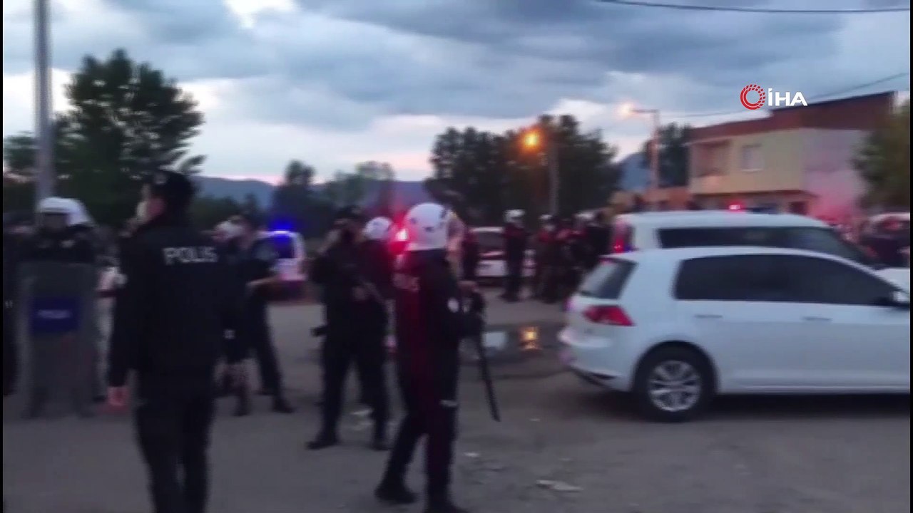 Polisi şehit edip, 2 kardeşi öldüren zanlının evini taşladılar