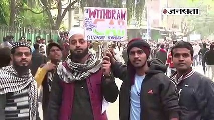 Citizen Amendment Act के विरोध में Jamia-AMU भी झुलसा, बसें फूंकीं, सैकड़ों घायल