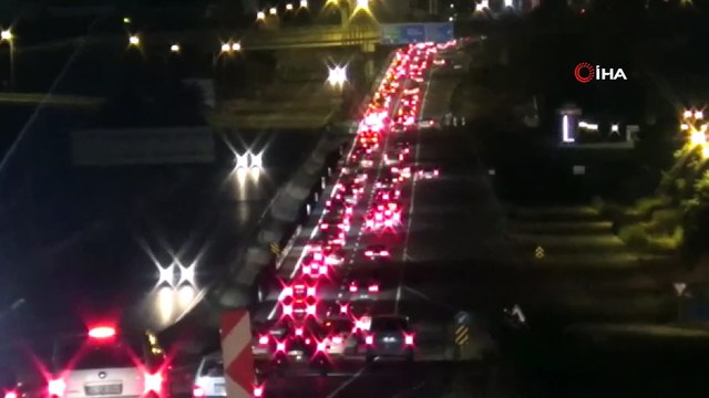 - Şehirler arası seyahat kısıtlaması sona erdi, Silivri Gümüşyaka'da trafik yoğunluğu oluştu